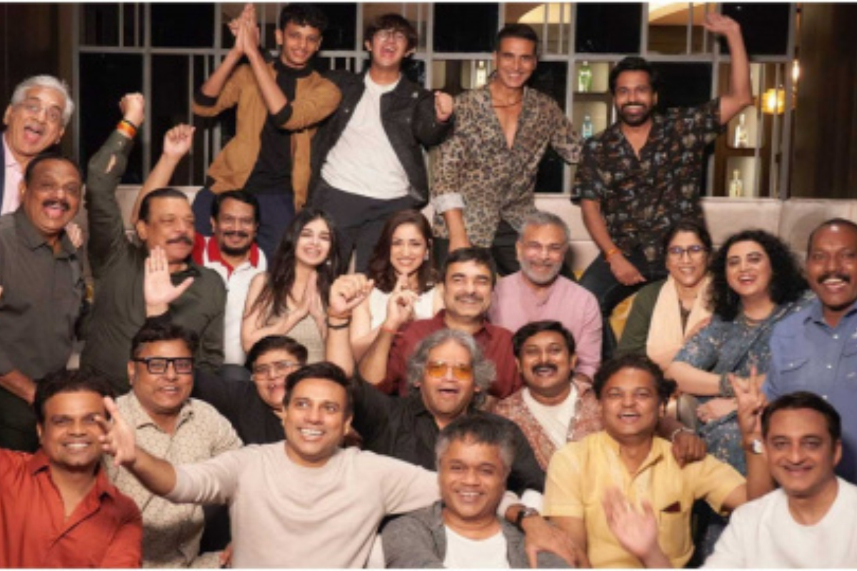 Akshay Kumar thanks OMG 2 cast and crew with special dinner