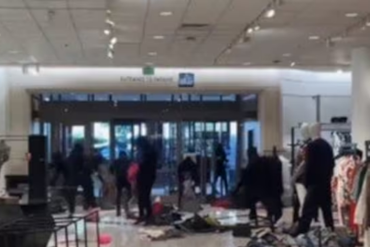 Group Robs Los Angeles Store