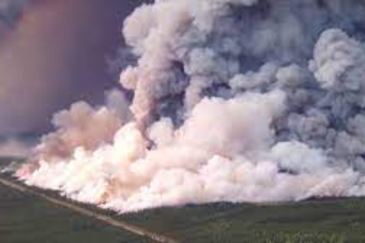Wildfire Closes in on Yellowknife, Residents Ordered to Leave