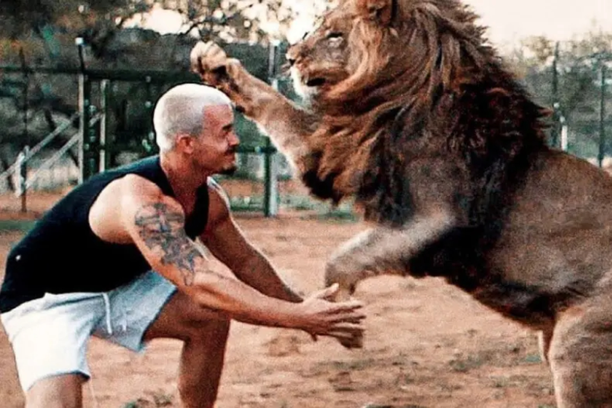 Netizens stunned by Man and lion bond with each other