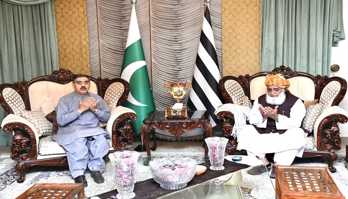 Kakar visits Fazl’s residence to condole over death of party workers