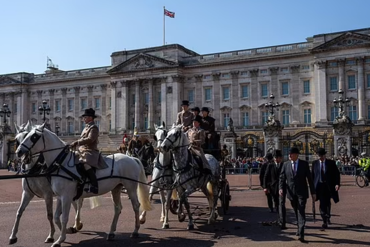 Man Arrested for Scaling Wall at Buckingham Palace