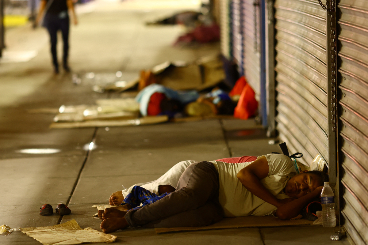 El Paso at "breaking point" as migrant arrivals top 2,000 per day