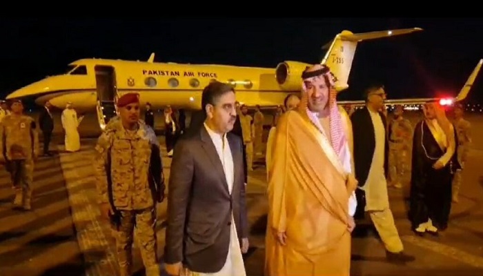 PM Kakar arrives Madinah Munawwarah