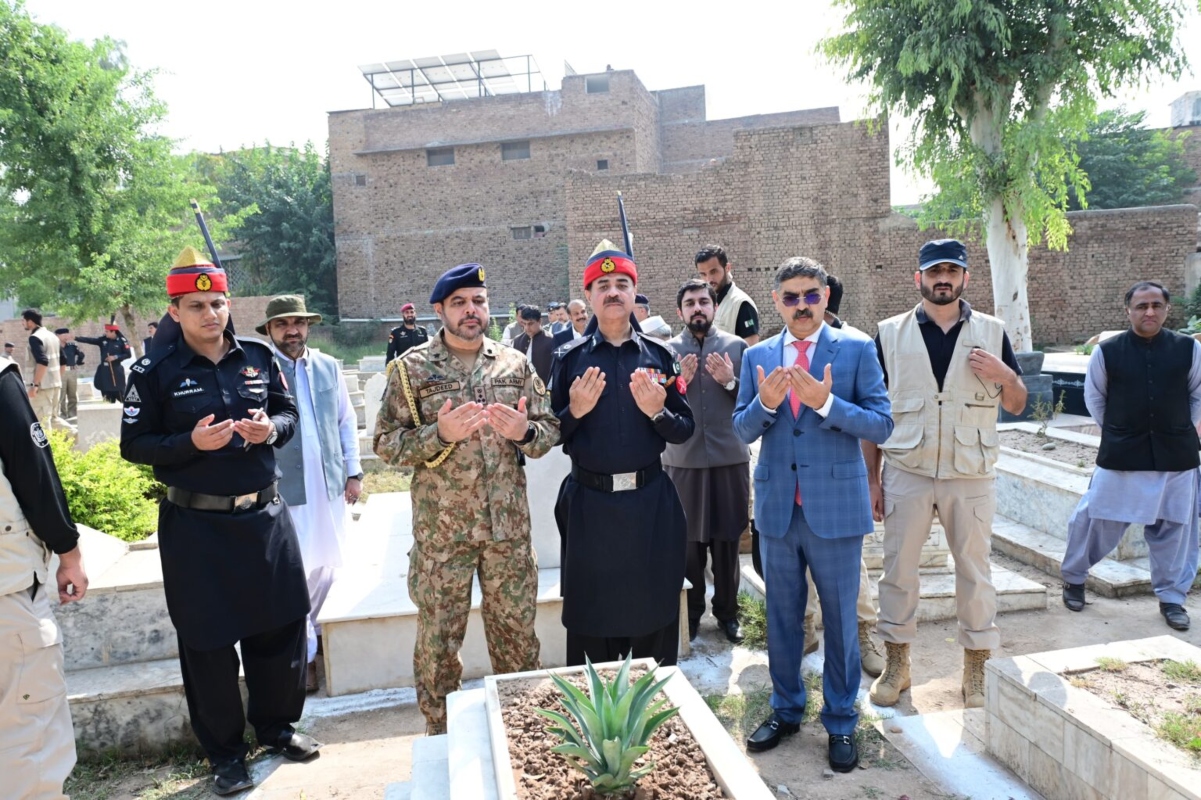 PM offers Fateha at graves of ex-President Ghulam Ishaaq, martyred Sifwat Ghayur
