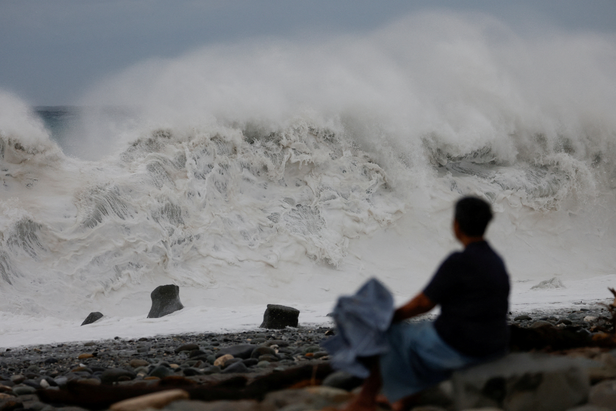 Japan issues tsunami alerts