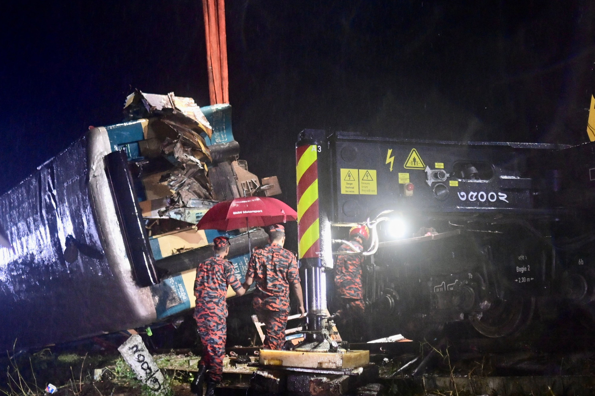 Bangladesh trains collide
