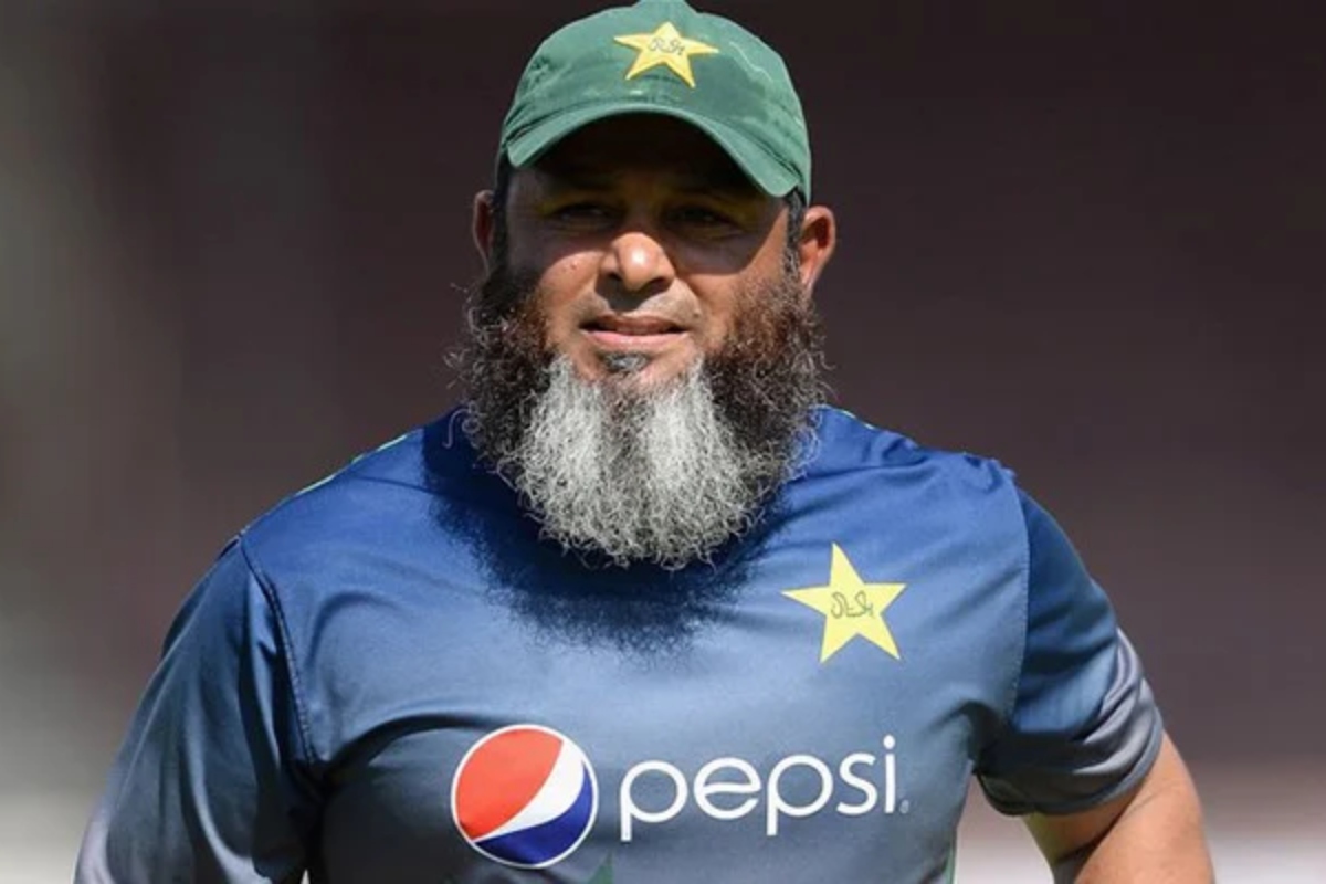 "Babar will go off the field whenever Pakistan will be in a difficult position," says Mushtaq Ahmed