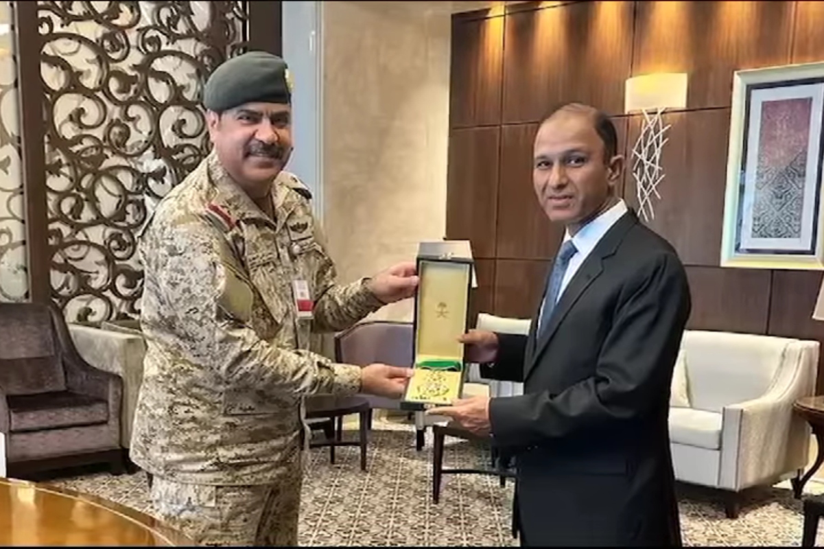 Ex-naval chief receives King Abdul Aziz Medal