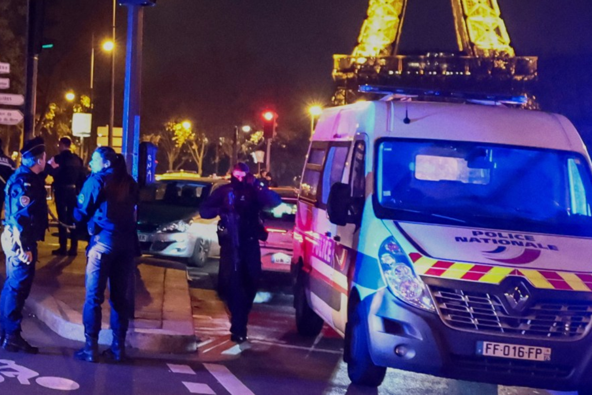 Knife and hammer attack in Paris leaves one dead, two injured
