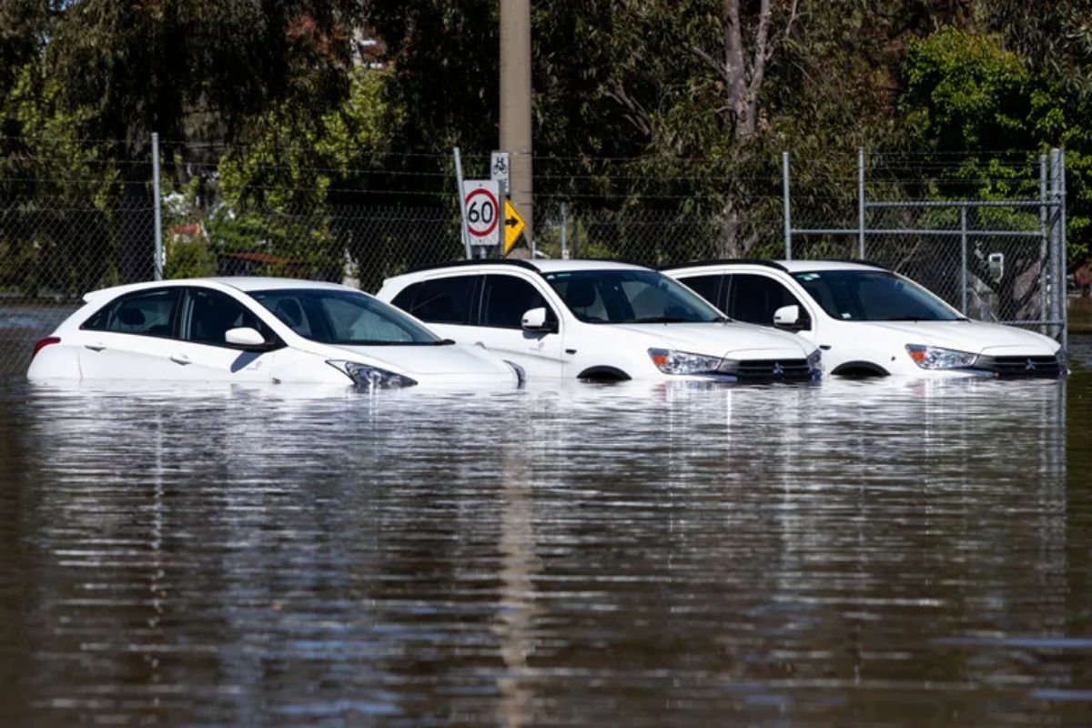 Major flooding in northern Australia, Many people manage to isolate