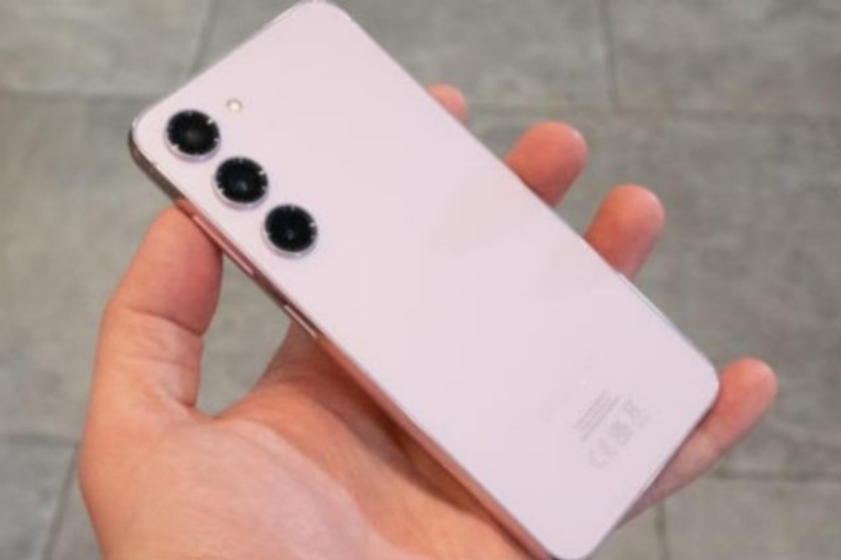 Samsung is developing the Galaxy S24 series, which will be available soon in the market. It comes with a 6.1-inch dynamic AMOLED.