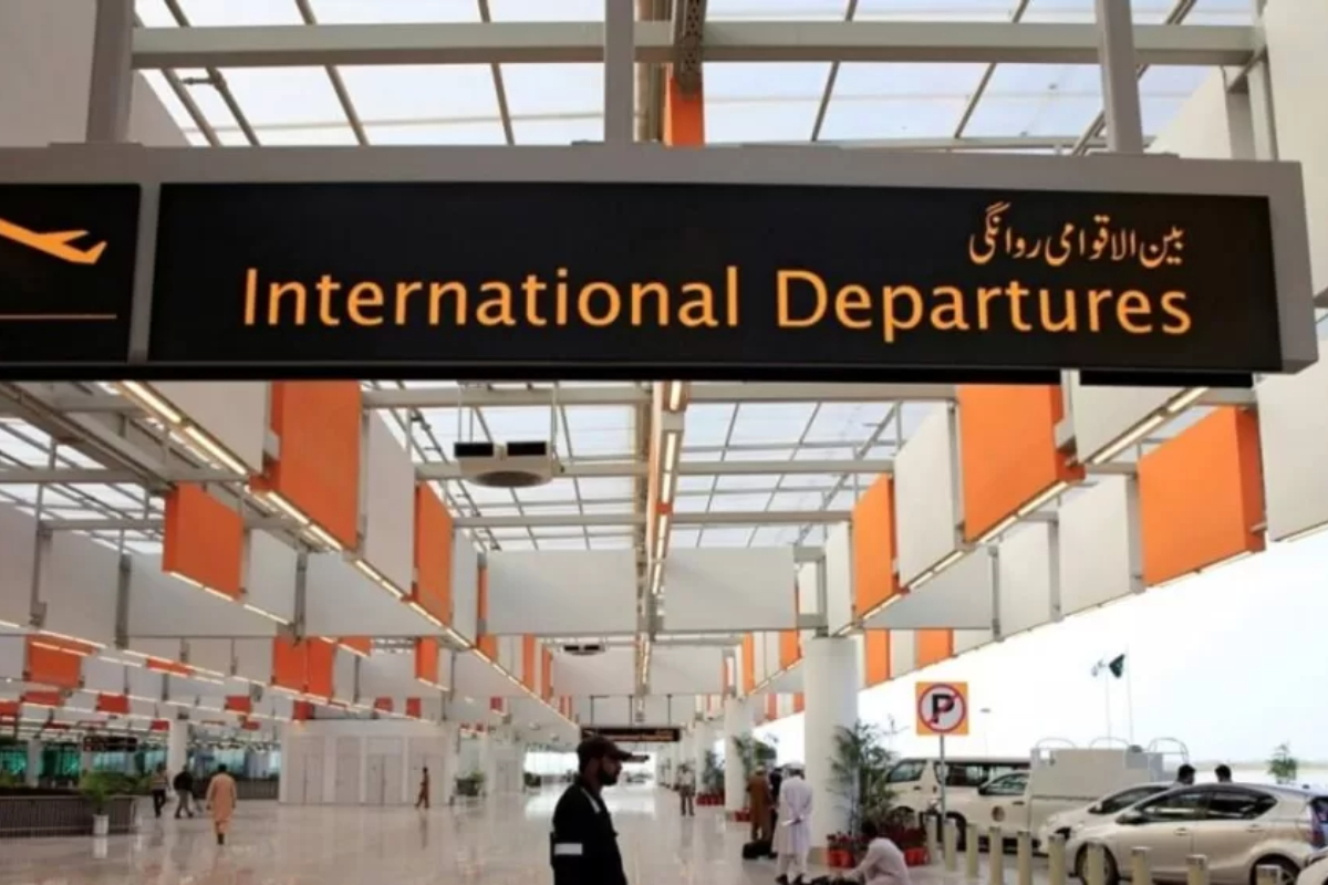In 2023, how many Pakistanis left the country and why?