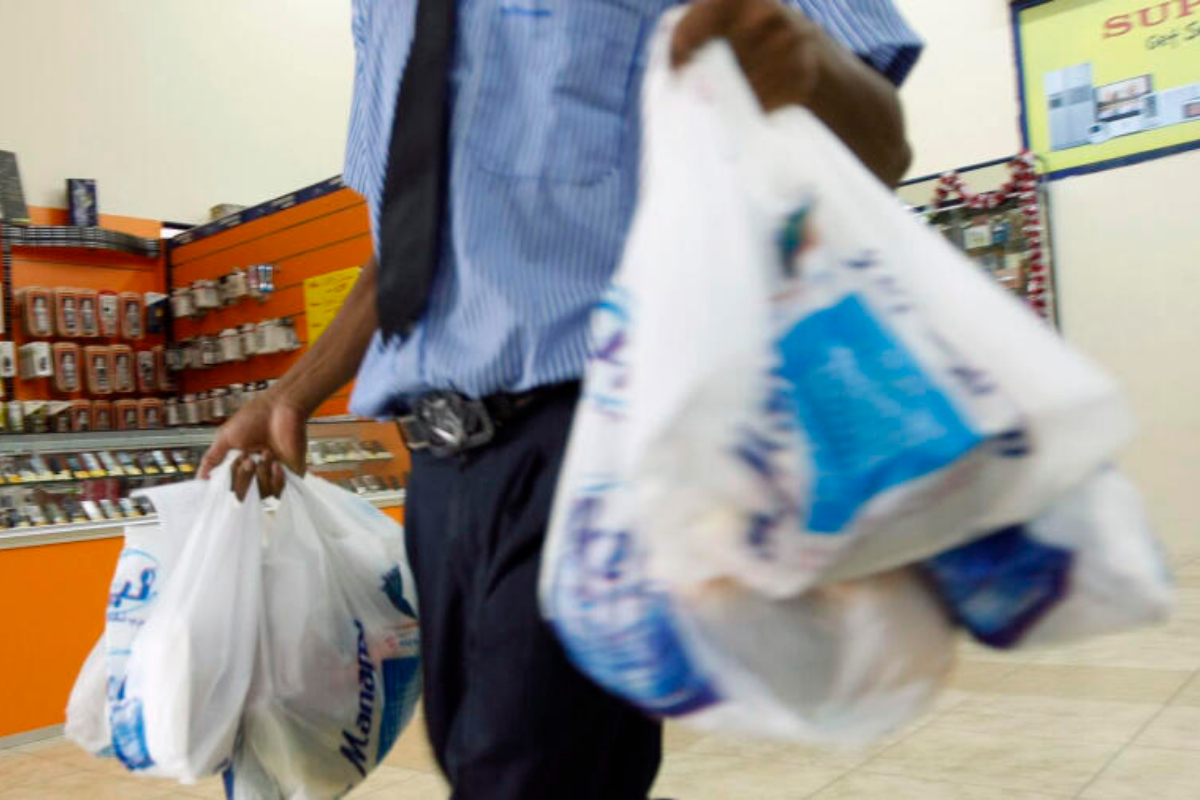 UAE: Ajman bans single-use plastics bags in 2024