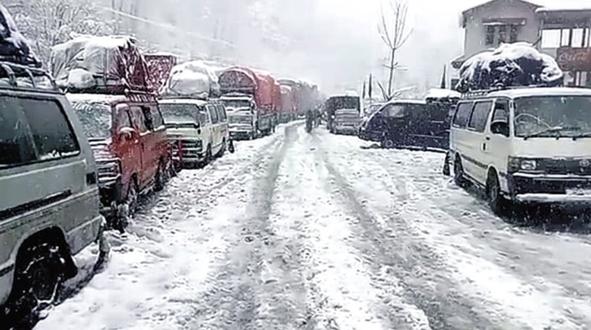 Peshawar-Chitral road closed to traffic after heavy snow in Dir Upper