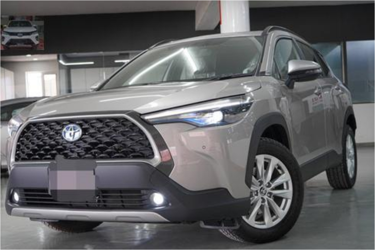 Here is difference between non-hybrid Corolla Cross 1.8 Vs 1.8X