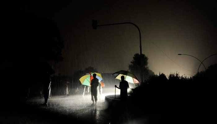 Localities experience power outages after rainfall in Karachi