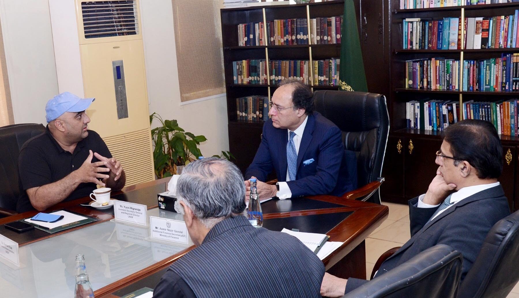 Aurangzeb, Chairman Anjuman-e-Tajran; discuss issues of business community