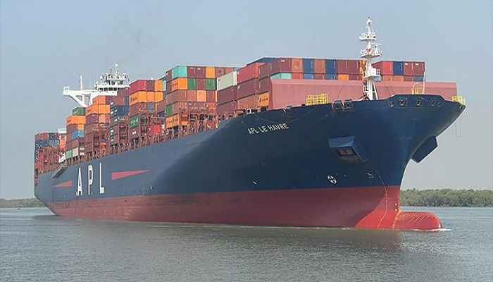 World’s largest cargo ship MSC Anna and anchors Karachi Port