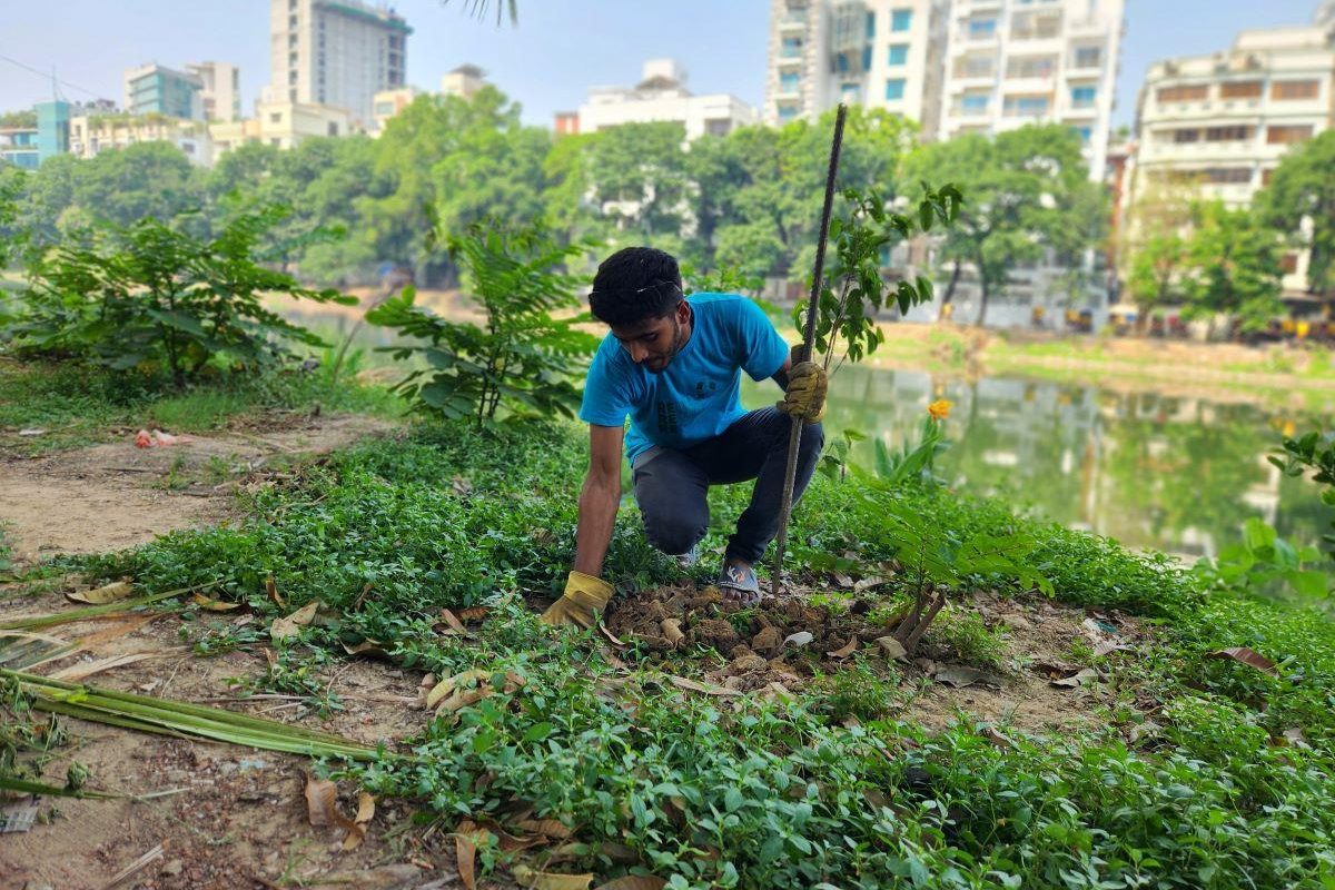 Bangladeshi Influencers promotes tree planting champion to combat record heat