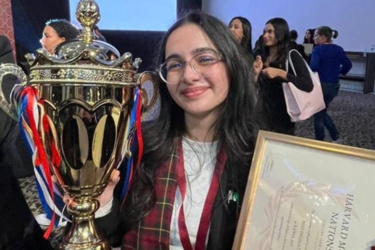 Pakistani Student Rania Ali wins Best Delegate Award in Dubai