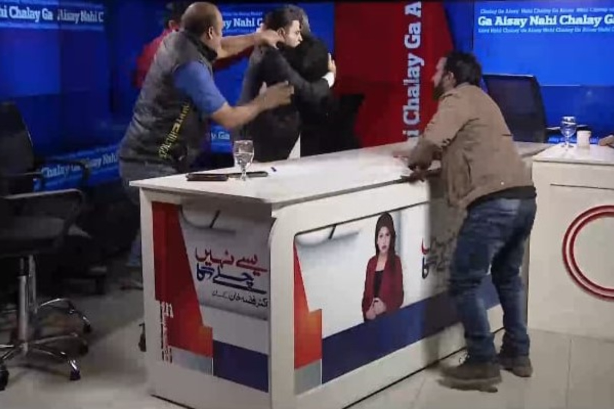 PML-N and PTI leaders kick, punch and abuse each other on Bol News program