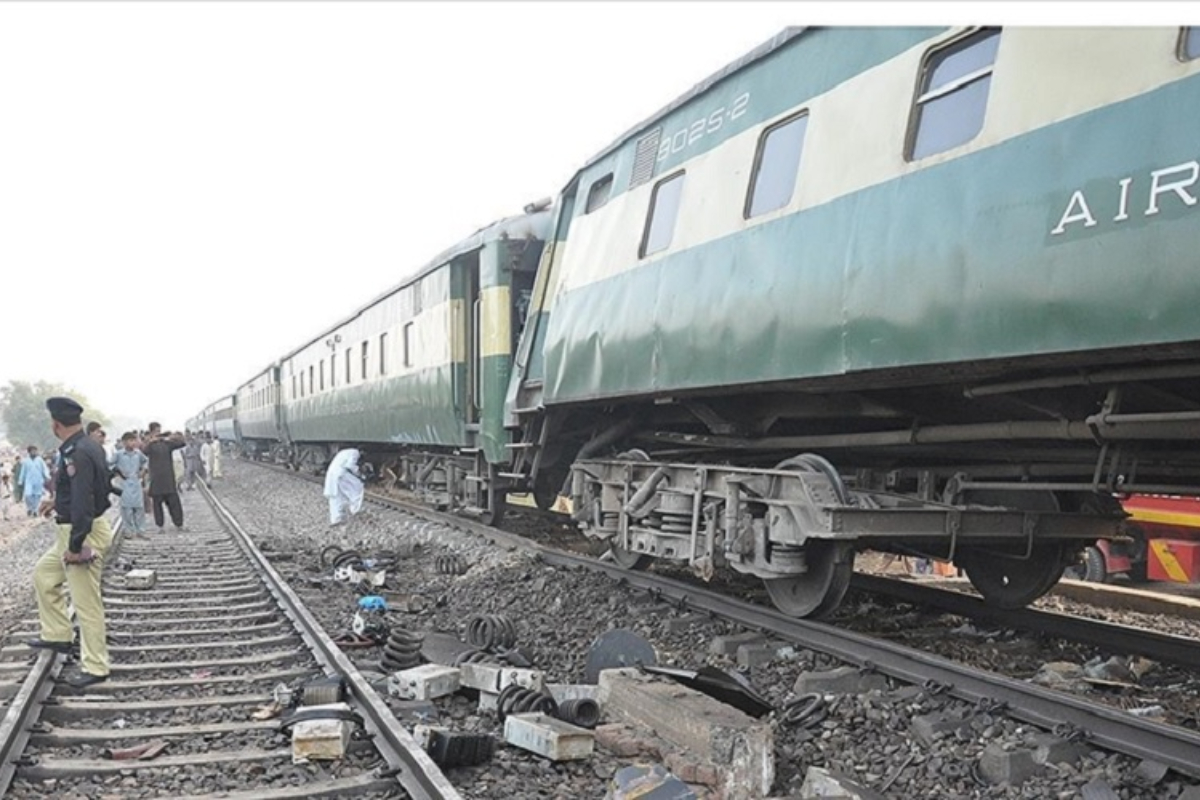 Karachi-Lahore Pak Business Express two bogies derail