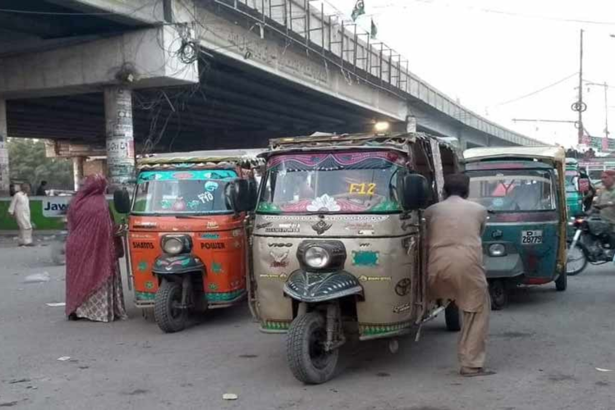 Sindh imposes gradual ban on Qingqi rickshaws in Karachi
