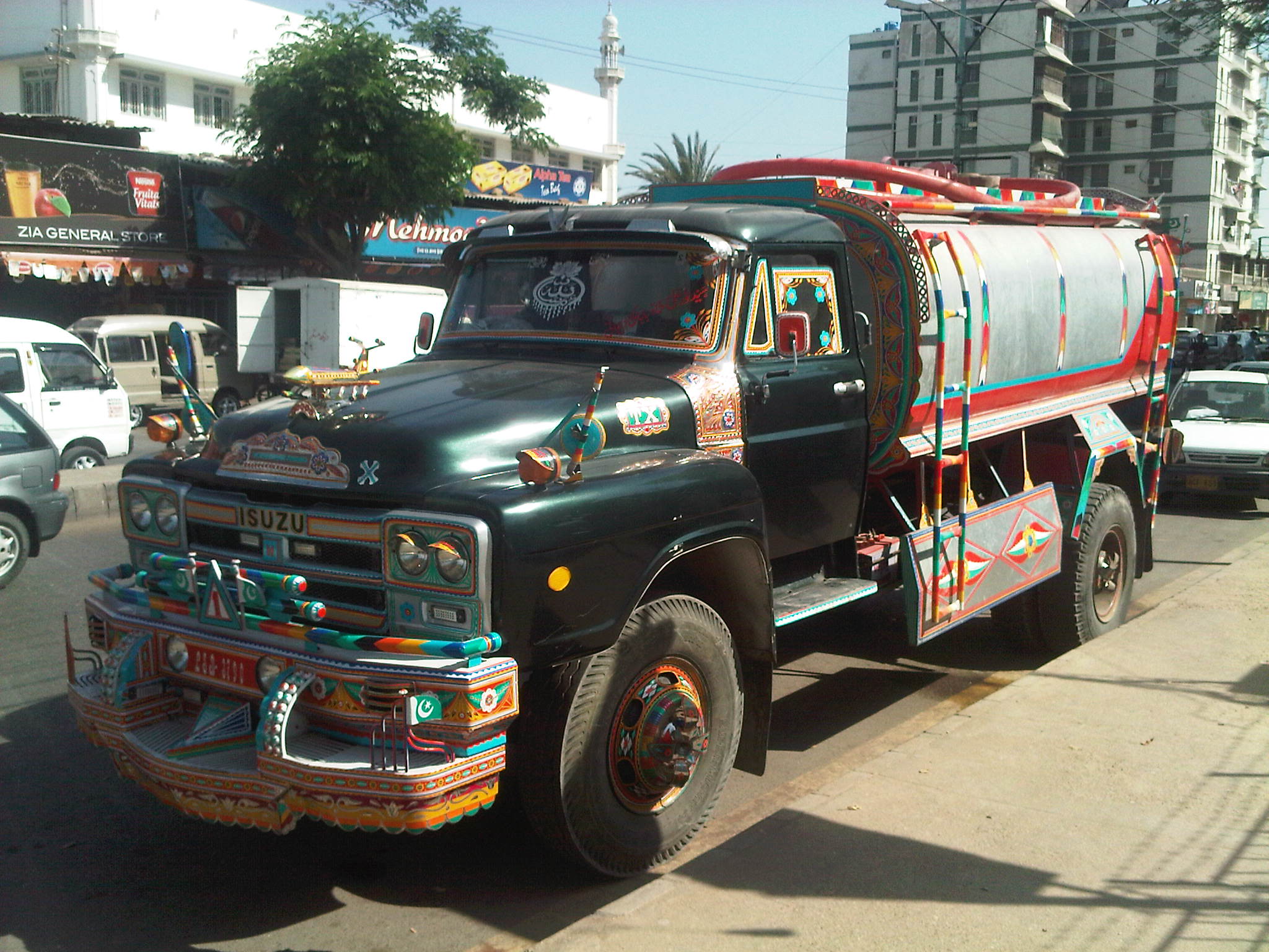 Man dies after being bit by water tanker in Korangi