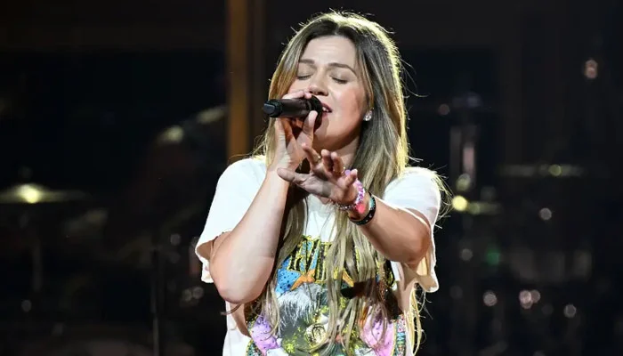 Kelly Clarkson Kicks Off Las Vegas Residency 1 Week After Last-Minute Cancellation