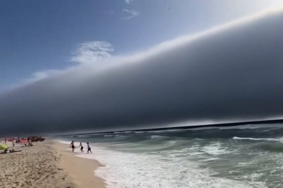 Watch: Rare cloud formation spotted at Portugal beach, Leaves people scared
