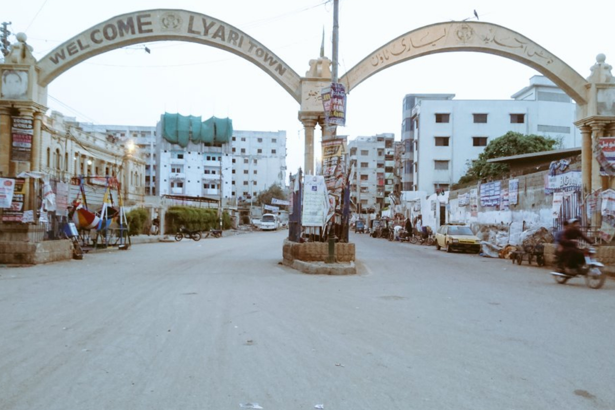Dangerous Lyari building Vacated, Demolition on hold