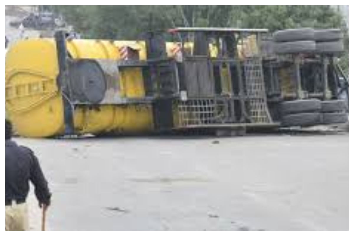 Traffic disruption on Shahrah-e-Faisal after oil tanker crash