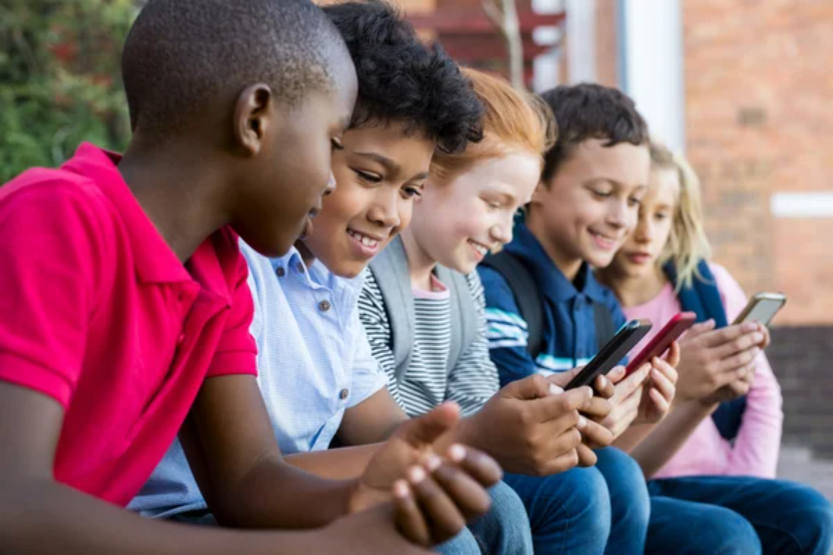 Experts Reveal the Best Age to Introduce Smartphones to Children