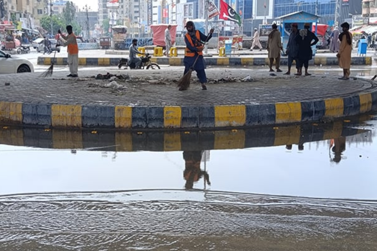 Karachi’s laborers struggles through floods despite holiday