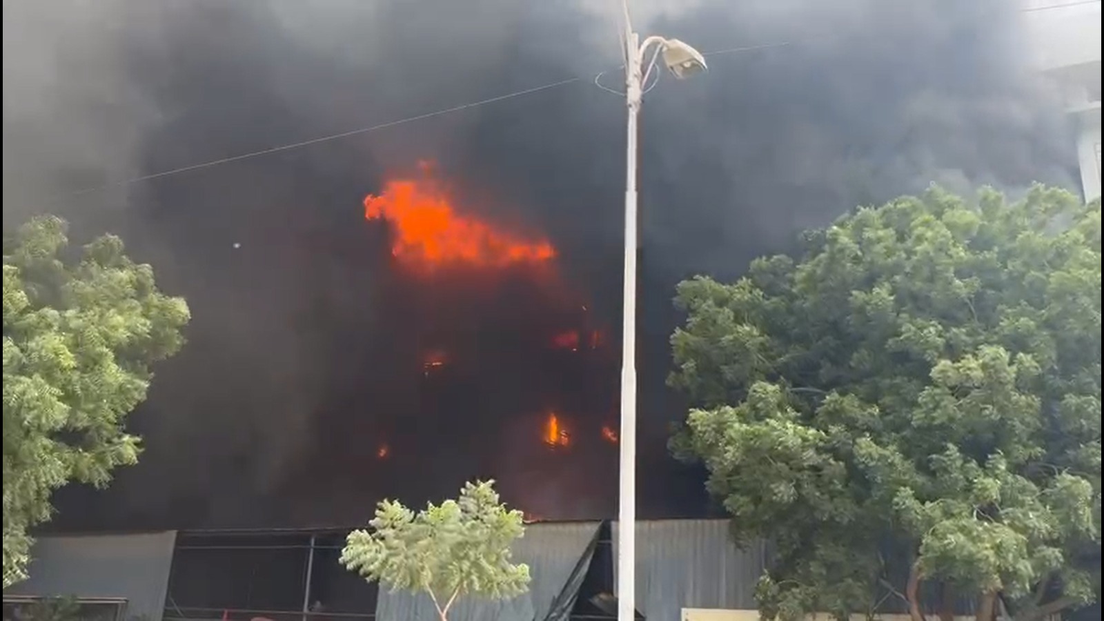 Massive fire breaks out at Landhi export processing zone factory