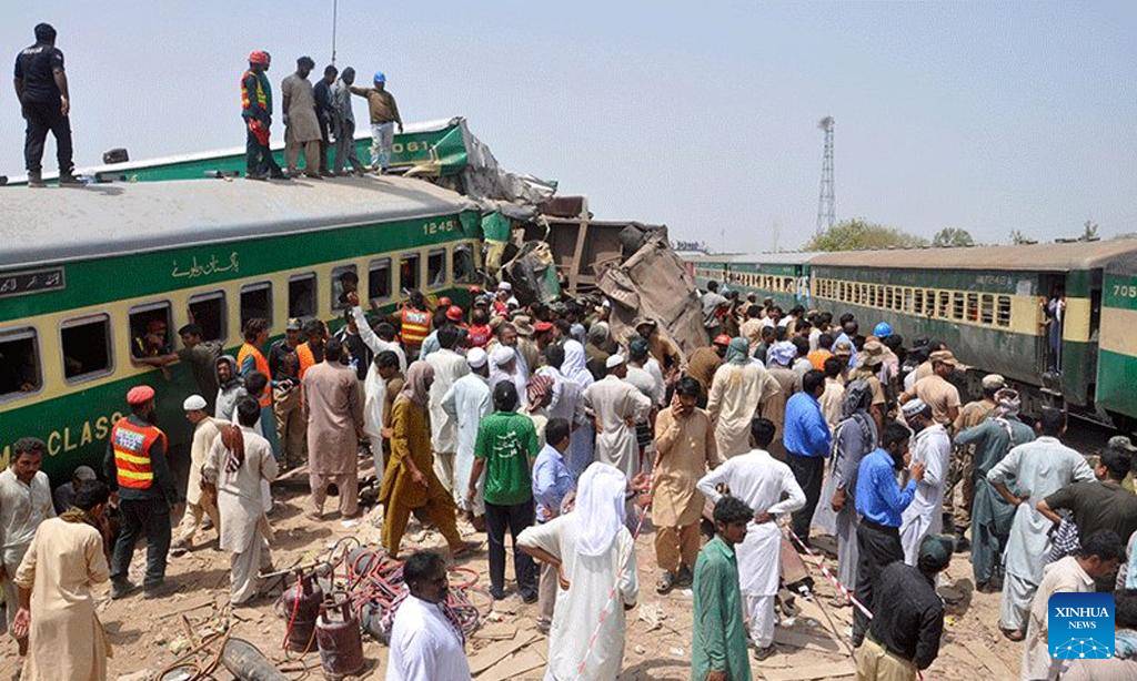 Awam express derails near Lodhran; 2 Killed, Dozens injured