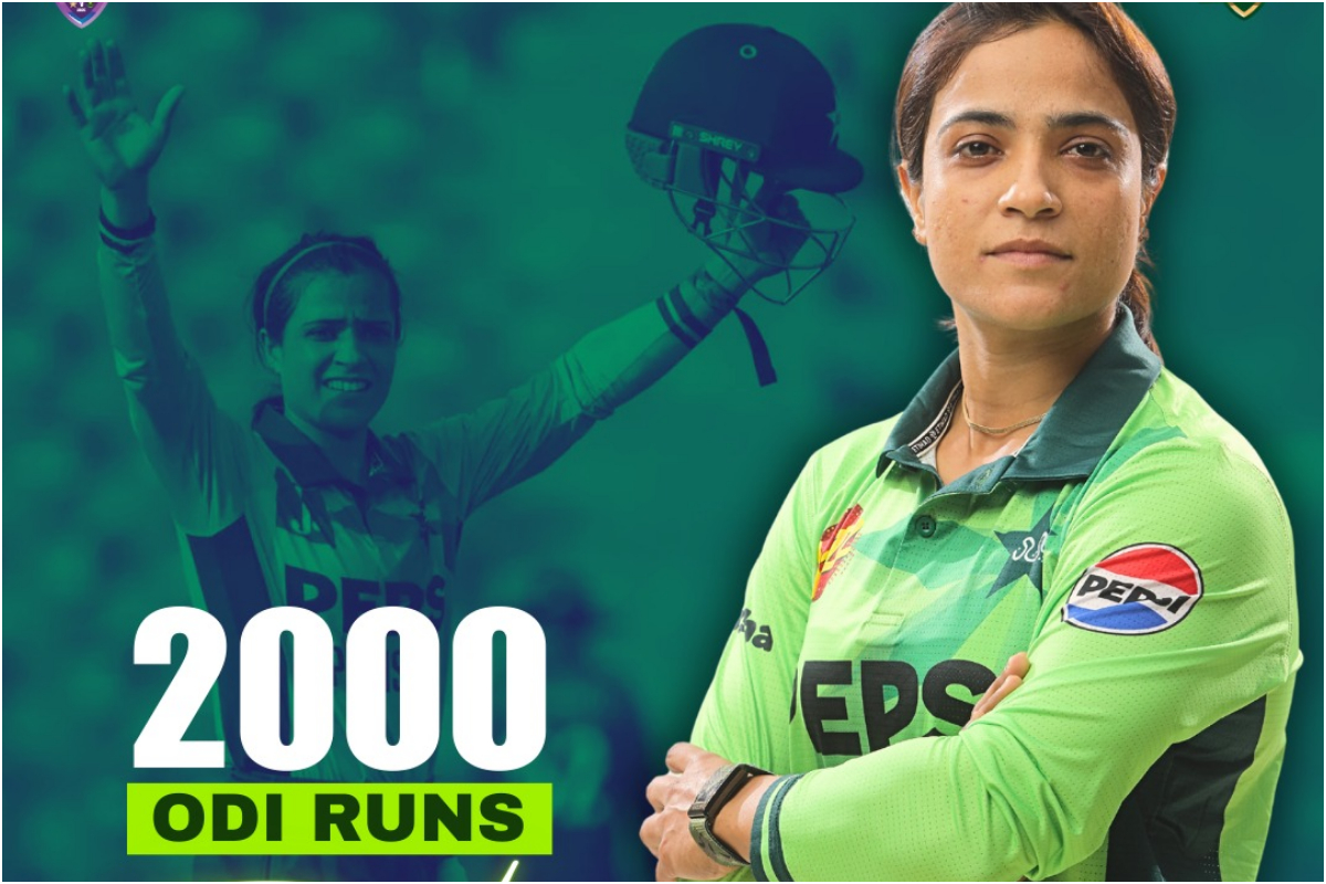 Souvenir presented to Sidra Ameen for crossing 2,000 ODI Runs
