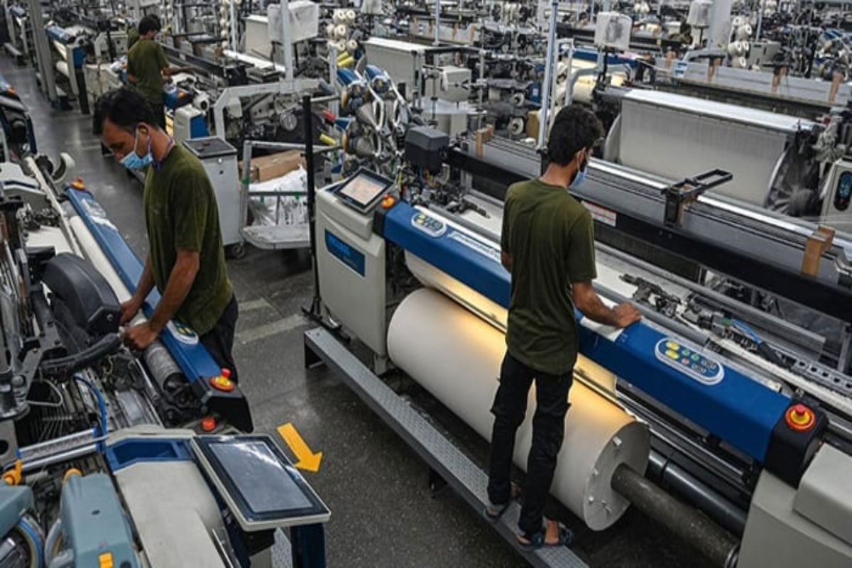 Pakistan’s Manufacturing Growth Hits High of 37-Months at 8.99%