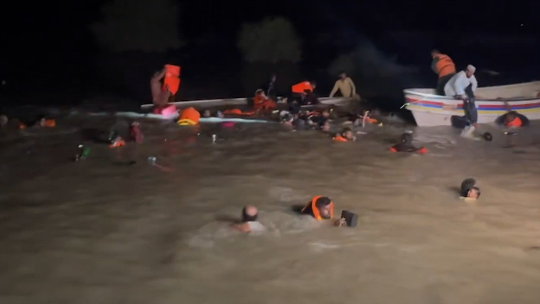 Boats capsize during flood relief operations in Jalalpur Pirwala and Alipur: 3 children dead, 9 missing