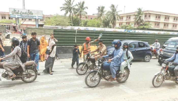 Karachi authorities issue new traffic plan for University Road commuters