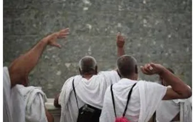 Pilgrims stone "Greater Satan" as Hajj Rituals continue