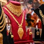Gold prices decline in domestic and international markets