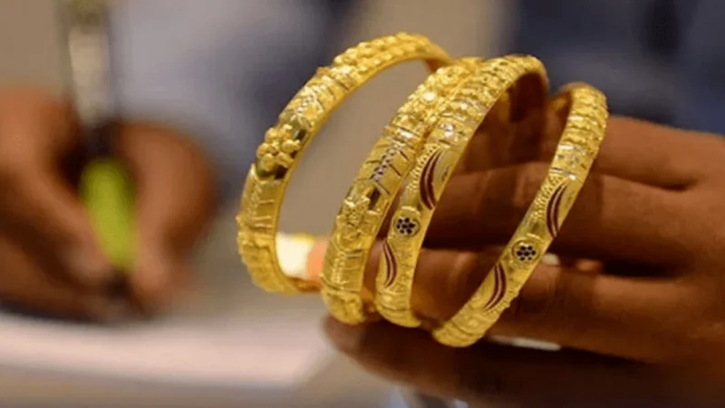 Gold prices drop by Rs 3,800 per tola in Pakistan