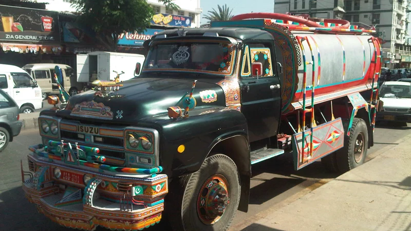 Man dies after being bit by water tanker in Korangi