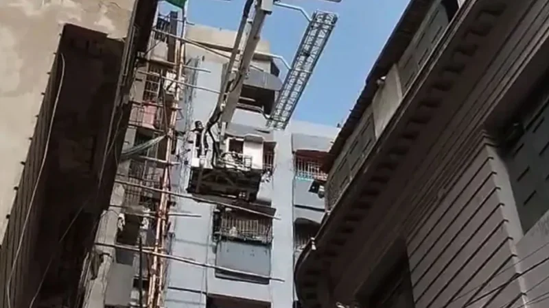 Kharadar building roof collapses; no casualties reported