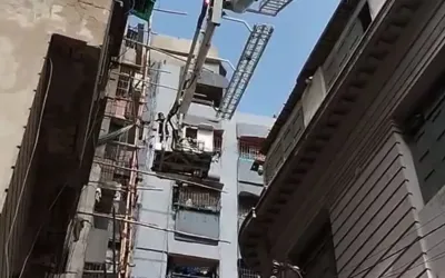 Kharadar building roof collapses; no casualties reported