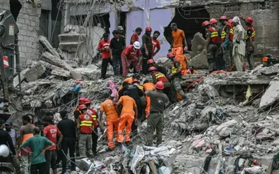 Death toll hits 26 in Lyari building collapse, rescue operation still ongoing