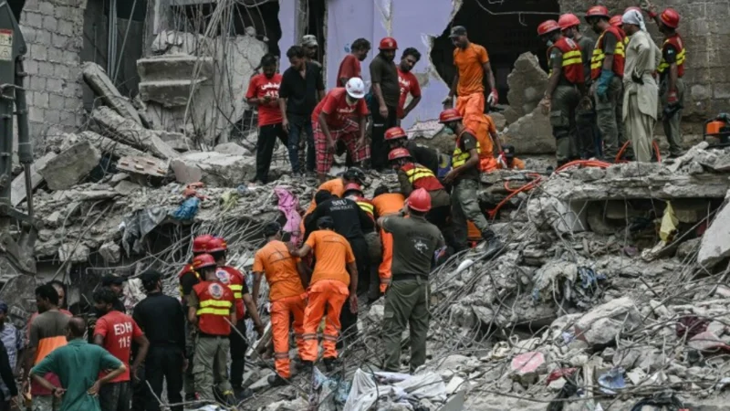Sindh govt suspends DG SBCA after Lyari building collapse