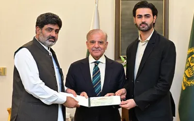 PM Presents Rs 5 million cheque to Shahzaib Rind's father